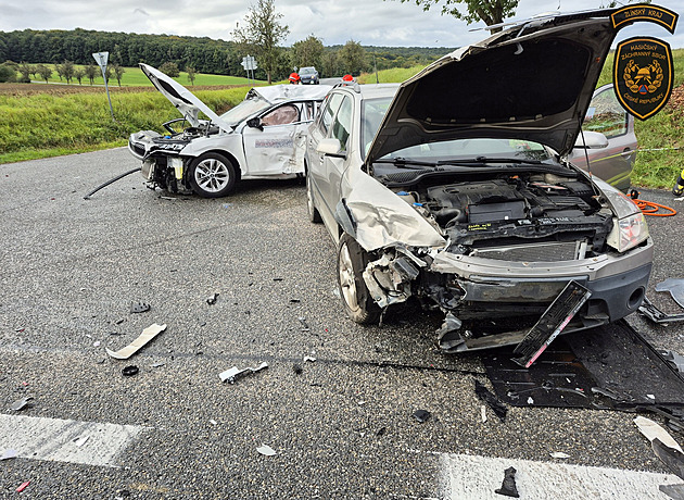 Jeden mrtvý po střetu dvou aut s kamionem. Hlavní tah na Slovensko je volný