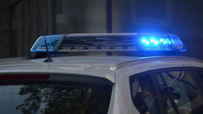 Nešťastná náhoda, nebo sebevražda? Seniorka z Kolína zemřela po pádu z balkonu