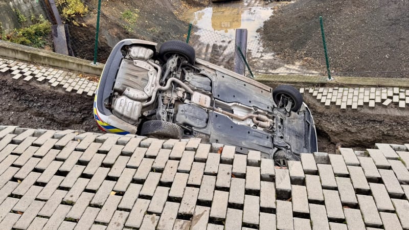 Drama v pražských Stodůlkách: Pod policejním autem se utrhl svah, skončilo na střeše