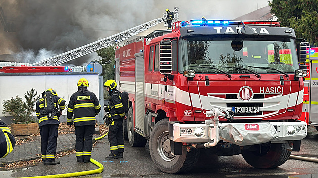 V milovické firmě na autodíly hořelo, požár způsobil škodu za sedm milionů