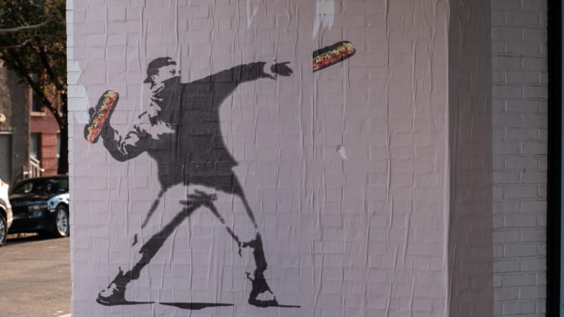 Křik a trefa sendvičem. Muž z ministerstva si v USA vylil zlost na agentovi, ukazuje video