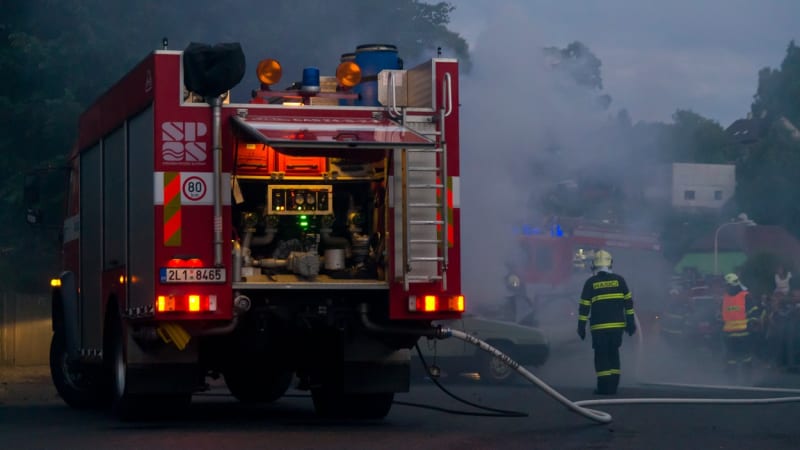 Záhadná smrt u Prahy: V bytě hořelo, pak unikala voda. Uvnitř našli mrtvého