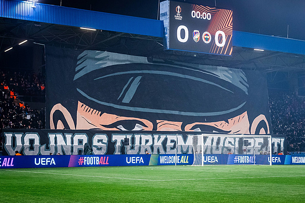 Rasismus! Turkům se nelíbí choreo se Švejkem, Fenerbahce si utahuje ze sudího