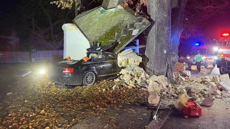 Řidič autem zboural kapličku v Křižanově na Teplicku. V sutinách zemřel
