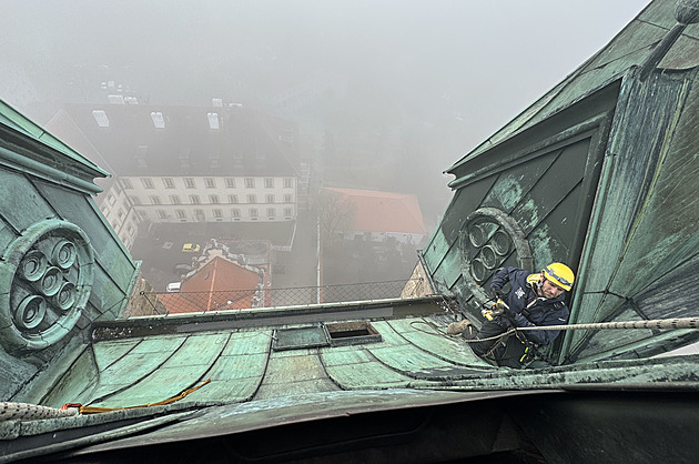 Lezci instalují na Černou věž slavnostní osvětlení, dostala i bezpečnostní síť