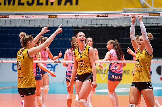 Šelmy zdolaly Olymp a vedou extraligu o čtyři body, Prostějov táhla Madanová