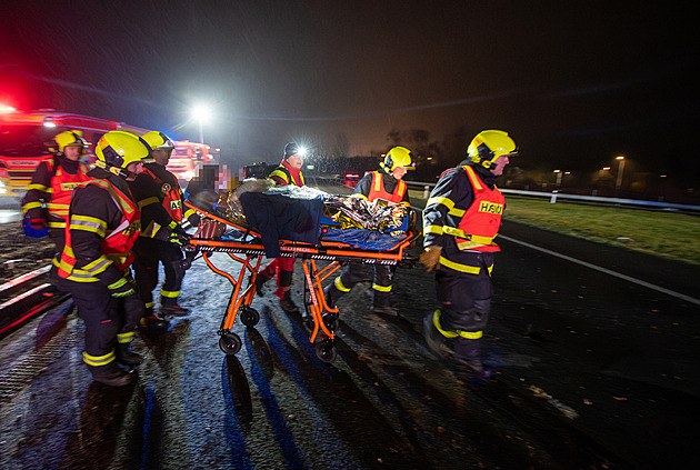 Hromadná nehoda na dálnici u Ostravy kvůli vysypané kulatině. Pět zraněných