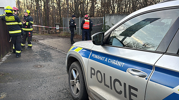 Hledač kovů našel na dětském hřišti v Praze granát