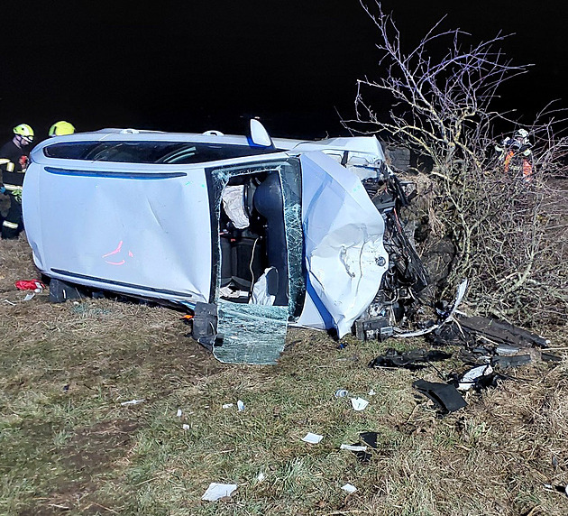 Opilý řidič přepůlil octavií při nehodě strom, pomoc přivolal mobilní telefon