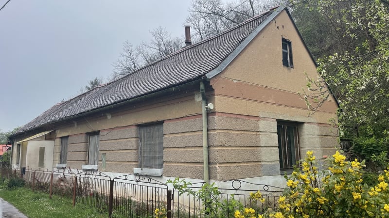 Tyran ze Siřemi mučil ve sklepě ženu. Policie ho nyní navrhla obžalovat i se třemi komplici