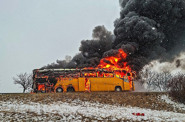 Dálnici D46 zablokoval požár dálkového autobusu, policie evakuovala 35 lidí