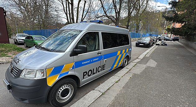 Loupež deseti milionů v Karlíně. Policie konečně pokročila s pátráním