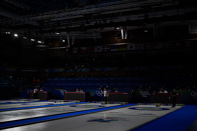 První olympijský zádrhel. Během hry českých curlerů vypadla v hale světla