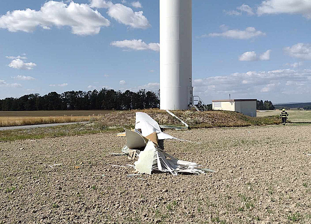 Po úderu blesku spadl list vrtule větrné elektrárny, obec viní servisní firmu