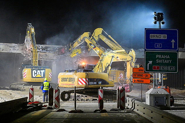 Na D1 padly za jediný měsíc čtyři mosty. Podívejte se, jak je drapáky rozkousaly
