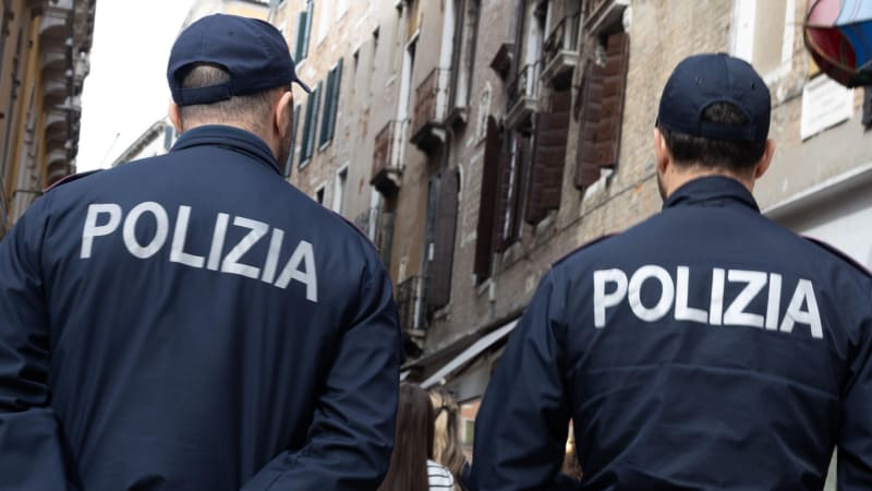 Únosce se v Bergamu přetahoval s matkou o dítě. Roční holčičce zlámal kosti, zachytily kamery