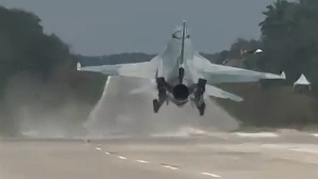 Indonésie chce z ostrovů „letadlovky“, piloti stíhaček cvičí přistání na dálnicích