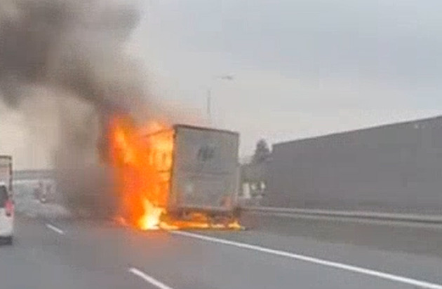 Provoz na D8 u Prahy byl obnoven, náklad bylo obtížné uhasit