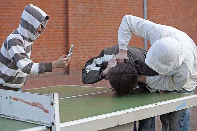 Mají menší respekt k druhým, nedbají na následky. Přibývá násilí páchaného dětmi