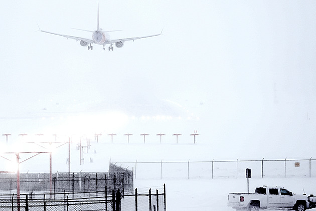 OBRAZEM: „Úplně nás to zaskočilo.“ Sníh paralyzoval americká letiště