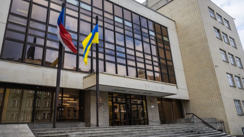 Před některými ministerstvy zavlály ukrajinské vlajky. Svobodní se od gesta distancují