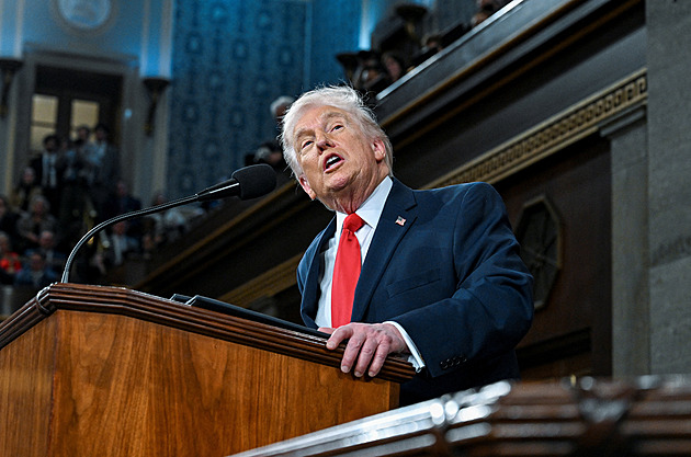 Předlouhá sebechvála a republikáni jako na klíček, hodnotí média Trumpův projev