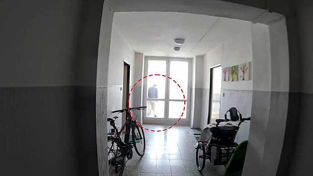 Muž chtěl ve třináctém patře skočit z balkonu, strážníci ho překvapili