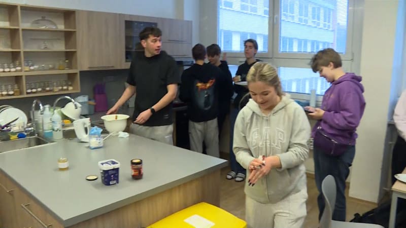 Brněnská škola zmírnila pravidla oblékání. Tepláky ani výstřih už nezakazuje