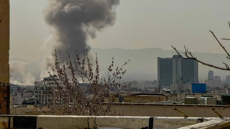 ON-LINE: Útok na Írán eskaluje. Teherán ostřeluje americké základny v Kuvajtu či Bahrajnu