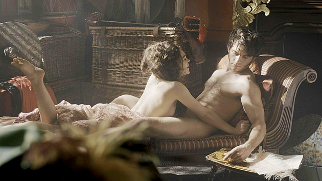 Při natáčení sexuálních scén je těžké se nesmát, říká hvězda Bridgertonových