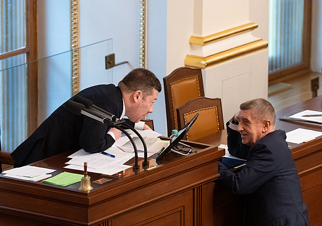 Koalice všemi hlasy svých podržela Babiše a Okamuru a nevydala je ke stíhání