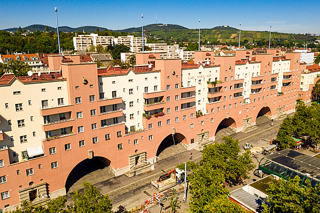 Parádní bydlení pro 5 tisíc lidí. To je hranatá legenda Karl-Marx-Hof z Vídně