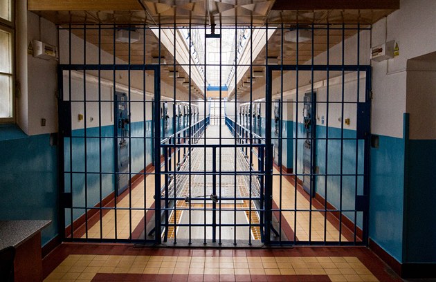 Vykradl modlitebnu, pak v kukle přepadl známého. Mladíkovi hrozí až deset let