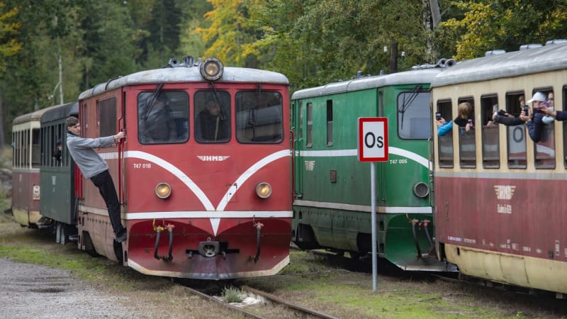 Jindřichohradecká úzkokolejka ožívá: Desítky dobrovolníků z celého Česka dávají trať dohromady