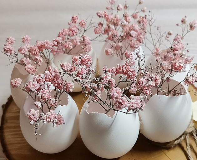 V jarních a velikonočních dekoracích využijte přírodní materiály i květiny