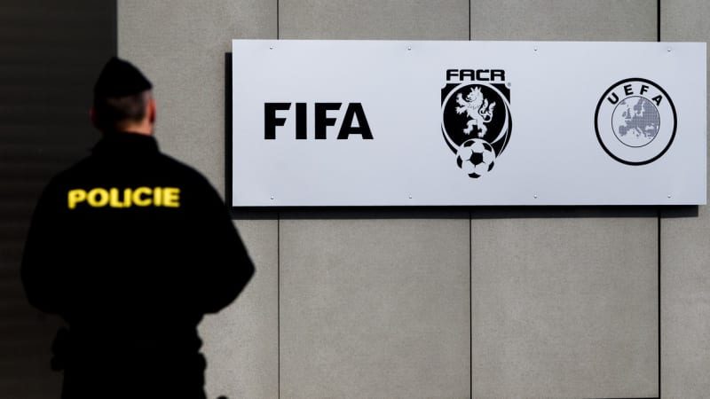Obří zátah kvůli korupci v českém fotbale. Zadrženy byly desítky lidí, v akci je i Interpol