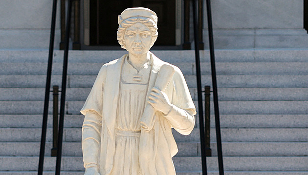 Trump postavil k Bílému domu svrženou sochu Kolumba. Hrdina národa, míní