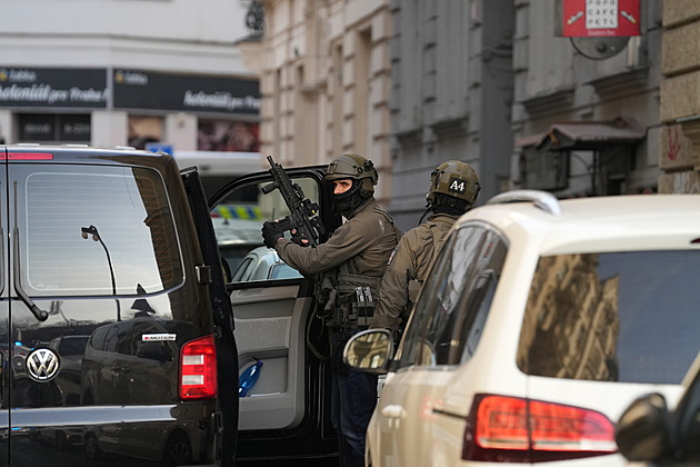 Policejní manévry v centru Prahy. Muž se zabarikádoval v bytě a nechtěl otevřít