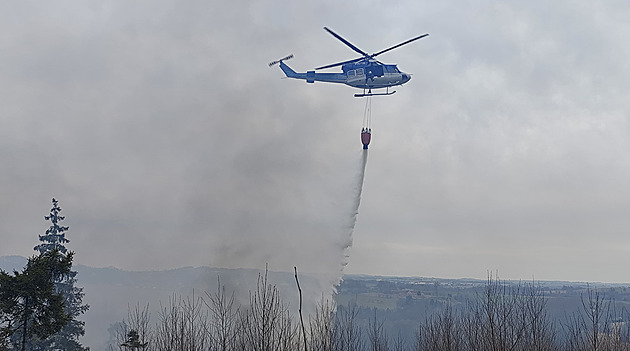 Na Jihlavsku hořelo dvacet hektarů lesa, vodu shazoval i vrtulník
