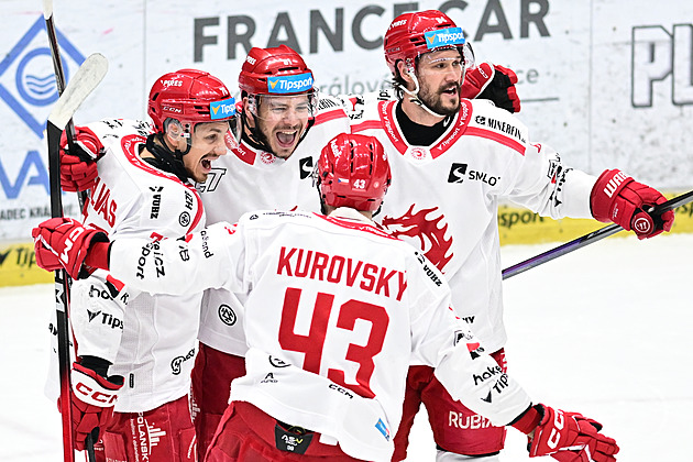 ONLINE: Třinec vede v Hradci o dva góly, Vary srovnávají zápas s Libercem