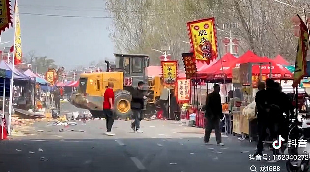 VIDEO: Na pekingském tržišti najel nakladač do lidí, útočníka zpacifikoval dav