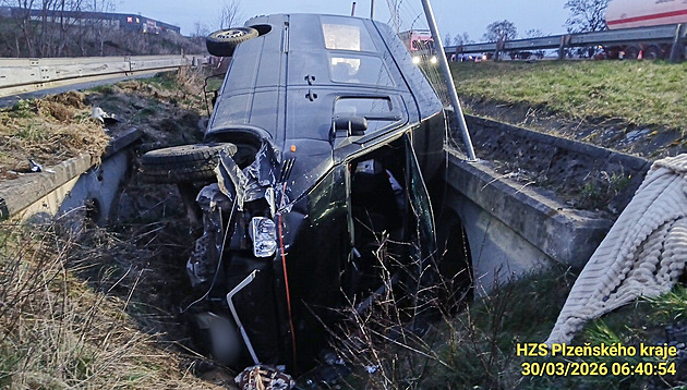 Řidič osobáku usnul na D5 při předjíždění za volantem, mikrobus poslal do příkopu