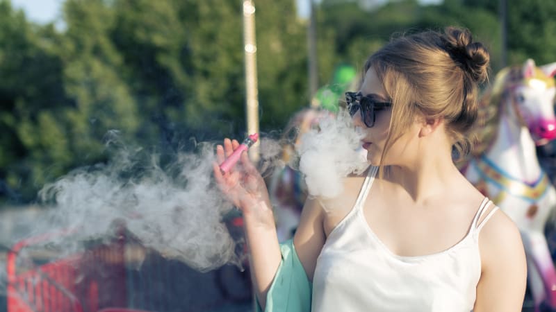 Itálie znovu zpřísňuje zákaz kouření, dotkne se i Čechů