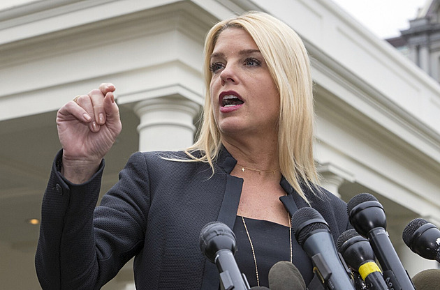 Donald Trump odvolal ministryni spravedlnosti Pam Bondiovou