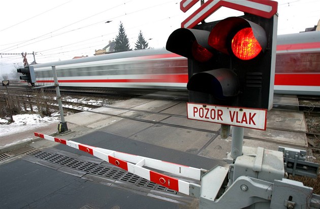 Vlak srazil na železničním přejezdu v Dejvicích ženu, provoz stojí