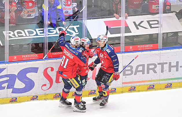 ONLINE: Sobotka zatloukl poslední hřebík, Dynamo míří k výhře. Třinec vede s Vary