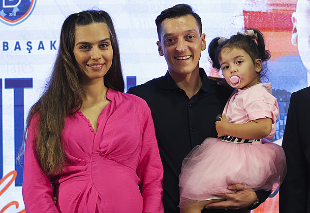 Fotbalový mistr světa se stal znovu otcem. S manželkou dodrželi důležitou tradici