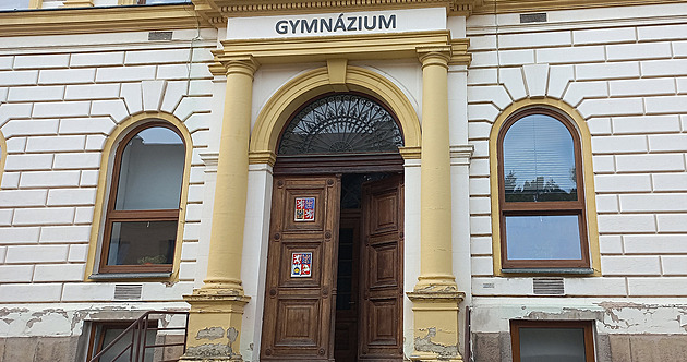 Napětí na gymnáziu. Vraťte nám naše učitelky! zlobí se studenti na ředitele