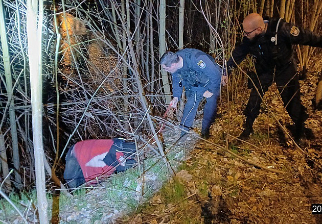 Nemůžu ven, volal strážníkům muž. Nemohl se vyškrábat z hlubokého příkopu