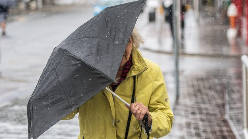 Počasí rozdělí Česko, pak přijde vítaná změna. MAPA meteorologů zčernala